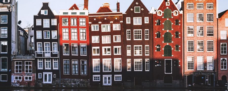 typical-dutch-houses-reflections-at-night-on-the-water-of-the-canal-picture-id925429614-1188_1400x788